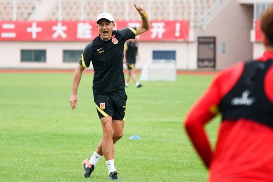 困境中张鹏举（曹卫宇饰）、范纲（张晞临饰）带领工人们凭借冷静的头脑、科学的安排、井然的秩序，在余震中自救互救，最终实现了万人生还的奇迹